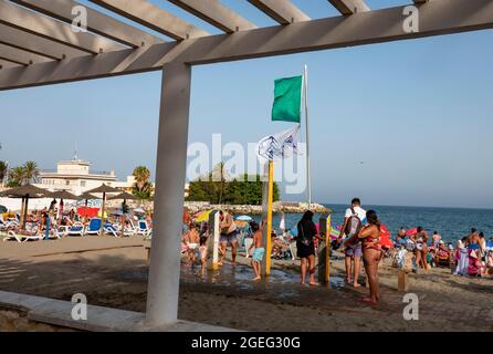 Foto zeigt: Warnflaggen von Quallen am Strand an der Costa Del Sol Briten sizeln bei sengenden Temperaturen in Fuengirola Spanien, aber es gab sie Stockfoto