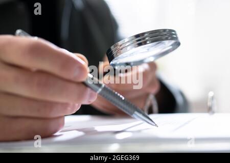 Finanzuntersuchung Des Geschäftsmannes Mit Vergrößerungsglas. Betrug Und Audit Stockfoto