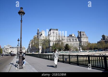Paris (Frankreich): Die ÒPont dÕArcoleÓ-Brücke und das Rathaus im 4. Arrondissement Stockfoto