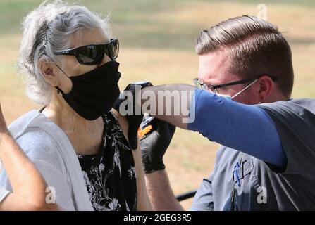 Los Angeles, USA. August 2021. Eine Frau nimmt den COVID-19-Booster im Tournament House in Pasadena, Los Angeles County, Kalifornien, USA, am 19. August 2021. Kredit: Xinhua/Alamy Live News Stockfoto