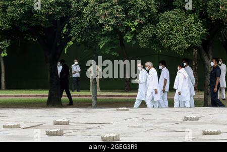 Rahul Gandhi, der Parteivorsitzende des indischen Nationalkongresses, wird mit anderen führenden Parteiführern gesehen, nachdem er dem ehemaligen Premierminister Rajiv Gandhi anlässlich seines 77. Geburtstages eine Anerkennung zollte, während die Kongresspartei den Tag als "Sadbhavana Diwas" in Veer Bhoomi in Neu Delhi beobachtet.Rajiv Gandhi wurde geboren Am 20. August 1944 wurde er im Jahr 1984-89 zum jüngsten indischen Premierminister ernannt und wurde während des Wahlkampfs am 21. Mai 1991 bei einem Terroranschlag von Rebellen der Befreiungstiger von Tamil Eelam (LTTE) in der Stadt Sriperumpudur im Bundesstaat Tamil Nadu ermordet. (Foto vom Kirchenschiff Stockfoto