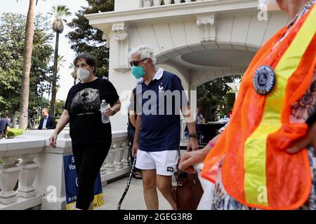 Los Angeles, USA. August 2021. Anwohner kommen für die COVID-19-Auffrischungsimpfung in die Impfklinik COVID-19 in Los Angeles, USA, am 19. August 2021. Quelle: Xinhua/Alamy Live News Stockfoto