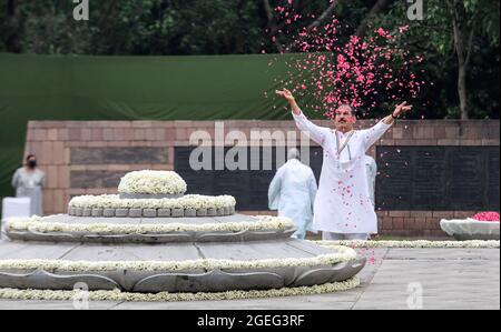 Der Parteiarbeiter des indischen Nationalkongresses würdigt den ehemaligen Premierminister Rajiv Gandhi anlässlich seines 77. Geburtstages, als die Kongresspartei den Tag als „Sadbhavana Diwas“ in Veer Bhoomi in Neu-Delhi beobachtet.Rajiv Gandhi wurde am 20. August geboren. 1944 wurde er 1984-89 zum jüngsten indischen Premierminister ernannt und wurde während des Wahlkampfs am 21. Mai 1991 bei einem Terroranschlag von Rebellen der Liberation Tigers of Tamil Eelam (LTTE) in der Stadt Sriperumpudur im Bundesstaat Tamil Nadu ermordet. (Foto von Naveen Sharma/SOPA Images/Sipa USA) Stockfoto