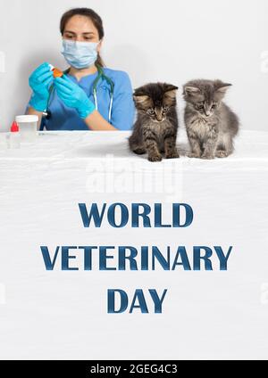 Tierarzt und zwei niedliche kleine Kätzchen vertikale Foto mit der Aufschrift World Veterinary Day. Stockfoto