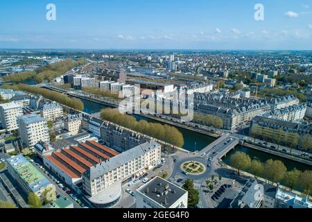 Caen (Normandie, Nordwestfrankreich): Luftaufnahme der Stadt, Bezirk Saint Jean Übersicht über den Bezirk Rives de l'Orne und den Bahnhof Stockfoto