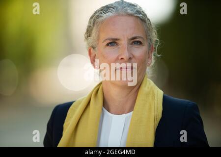 Poitiers, Frankreich. August 2021. Porträt der Kandidatin für den Ökologen, die für die Präsidentschaftswahl 2022 in Frankreich die Abgeordnete der Grünen EELV Delphine Batho während der EELV-Sommertage am 20. August 2021 in Poitiers gewählt hat. Quelle: Abaca Press/Alamy Live News Stockfoto