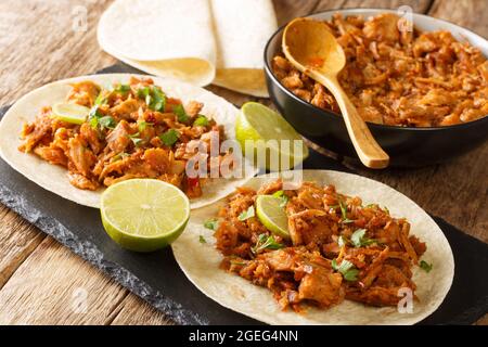Chilorio Tacos leckeres mexikanisches Essen aus der Nähe auf dem Schieferbrett auf dem Tisch. Horizontal Stockfoto