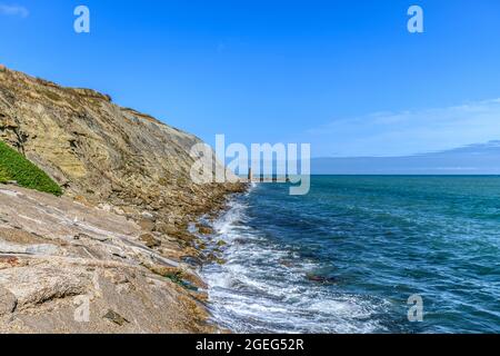 Die zerklüfteten Klippen und die Küste bei Flut der klassischen, altmodischen, britischen Küstenstadt Folkestone in Kent. Stockfoto