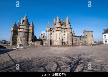 Vitre (Bretagne, Nordwestfrankreich): Die Burg, mittelalterliche Festung auf einem felsigen Vorgebirge, vom Platz aus gesehen. Stockfoto