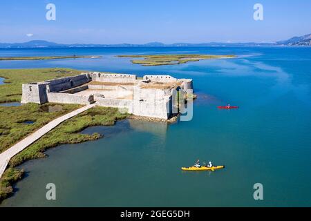 Luftaufnahme der Kajaks, die Ali Pasha Castle erreichen, Festung auf der Meeresinsel, aufgenommen mit der Drohne. Butrint, Albanien Stockfoto