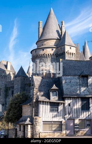 Vitre (Bretagne, Nordwest-Frankreich): Fassaden von Fachwerkhäusern auf dem Platz „Place Saint Yves“ und dem Turm von Saint Laurent, einem der Türme von t Stockfoto