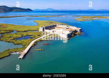 Luftaufnahme der Kajaks, die Ali Pasha Castle erreichen, Festung auf der Meeresinsel, aufgenommen mit der Drohne. Butrint, Albanien Stockfoto