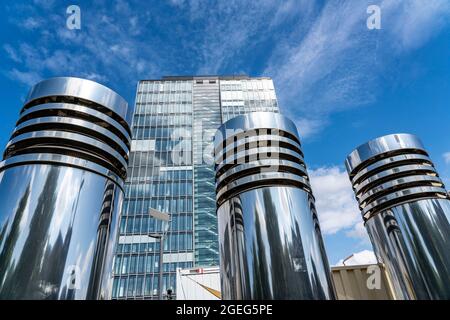 , die Kranhäuser in Köln Süd, am Rhein, am alten Zollhafen, Wohn- und Bürohochhäuser, Ventilatoren, Köln, NRW, Deutschland, Stockfoto