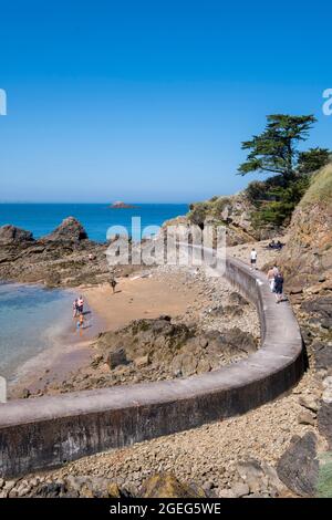 Saint Malo (Bretagne, Nordwestfrankreich): Touristen auf dem Küstenweg, der vom Strand „Plage du Pont“ zur Landzunge „pointe de la Varde“ führt Stockfoto