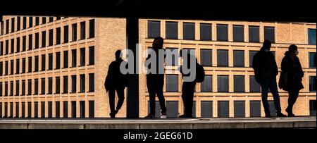 Menschen, Fahrgäste, warten auf einem Bahnsteig auf einen Nahverkehr, Bahnhof Köln-Deutz, NRW, Deutschland, Stockfoto