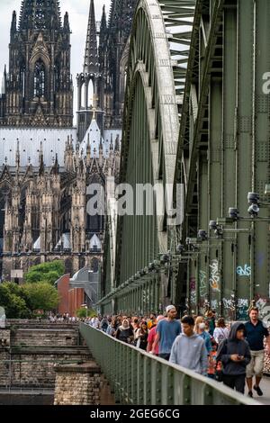 Kölner Dom, Menschen auf der Hohenzollernbrücke, Köln, NRW, Deutschland, Stockfoto