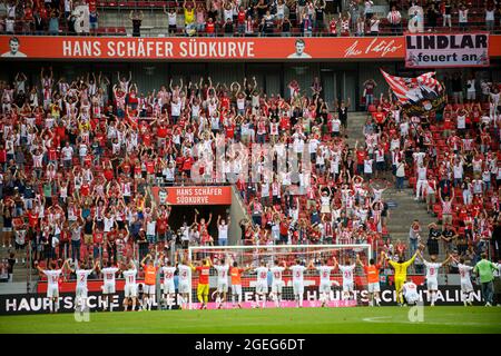 Finaler Jubel des Teams K vor den Fans der Suedkurve, La Ola, Soccer 1. Bundesliga, 1. Spieltag, FC Köln (K) - Hertha BSC Berlin (B) 3: 1, am 15. August 2021 in Köln/Deutschland. #die DFL-Vorschriften verbieten die Verwendung von Fotos als Bildsequenzen und/oder quasi-Video # Â Stockfoto