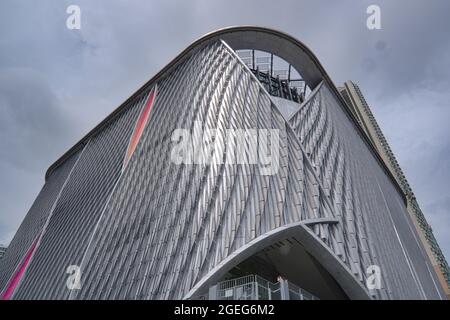 West Kowloon, Hong Kong, China - 15-08-2021: Xiqu Center, ein erstklassiger Veranstaltungsort für chinesische Oper, entworfen von Revery Architecture Stockfoto