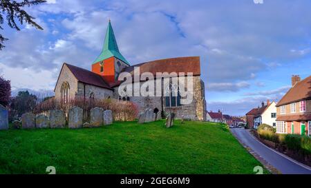 South Harting, Großbritannien - 21. März 2021: Die Pfarrkirche von Saint Mary und Saint Gabriel, South Harting in West Sussex innerhalb des South Downs National P Stockfoto