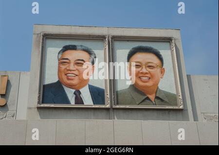 08.08.2012, Pjöngjang, Nordkorea, Asien - zwei Mosaikbilder, die die Porträts der verstorbenen nordkoreanischen Führer Kim Il-sung und Kim Jong-il zeigen. Stockfoto