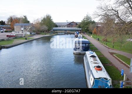 Ansichten von Booten auf dem River Kennet in Newbury, Berkshire in Großbritannien, aufgenommen am 19. November 2020 Stockfoto