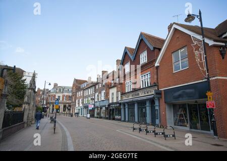 Blick entlang der Bartholomew Street in Newbury, Berkshire, Großbritannien, aufgenommen am 19. November 2020 Stockfoto