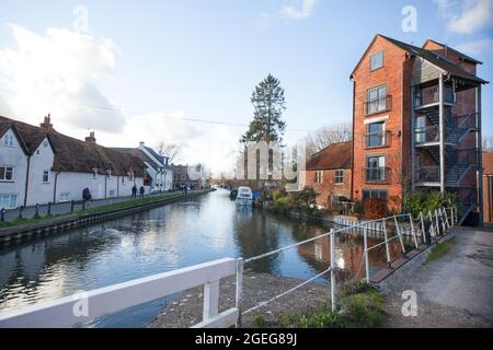 Blick entlang des Kanals in Newbury, West Berkshire, Großbritannien, aufgenommen am 19. November 2020 Stockfoto