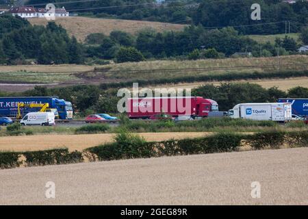 Autobahnen auf Grüngürtel Land Stockfoto