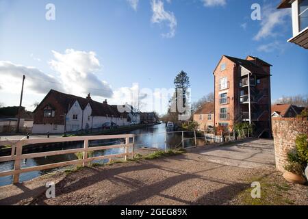 Blick auf den Kanal an der Schleuse in Newbury, Berkshire, Großbritannien, aufgenommen am 19. November 2020 Stockfoto