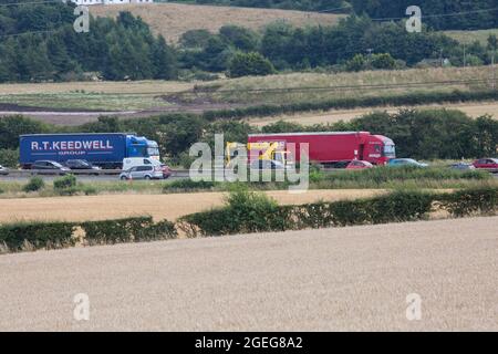 Autobahnen auf Grüngürtel Land Stockfoto