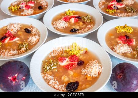 Der traditionelle türkische Nachtisch-Aschüre (Noah's Pudding) wird aus Granatäpfeln, Cashewkernen, Trauben, Feigen, Nüssen, Walnüssen, Kichererbsen und getrockneten Bohnen hergestellt. Stockfoto