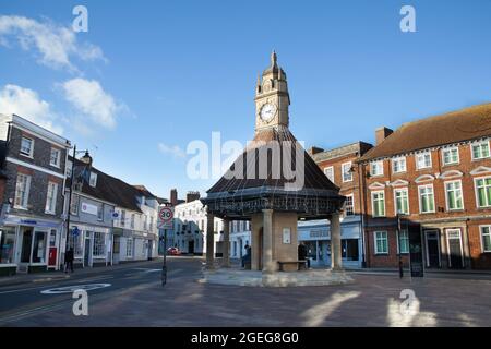 Der Clock Tower und Broadway in Newbury, Berkshire in Großbritannien, aufgenommen am 19. November 2020 Stockfoto