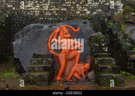 Statue von Chapetdan Maruti in der Mitte des Tikona Fort, Pune, Maharashtra, Indien. Stockfoto