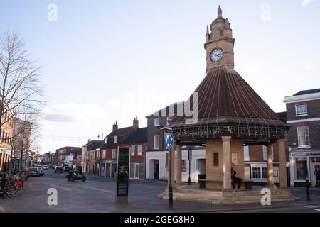 Der Uhrturm am Broadway in Newbury, Berkshire, Großbritannien, aufgenommen am 19. November 2020 Stockfoto