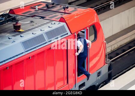 Berlin, Deutschland. August 2021. Ein Bahnfahrer steigt am Berliner Hauptbahnhof in sein Taxi. Quelle: Christoph Soeder/dpa/Alamy Live News Stockfoto