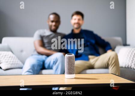 Smart Speaker Und Wireless Voice Assistant. Musik Hören Stockfoto