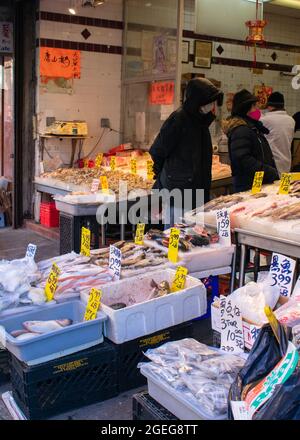 NEW YORK CITY, USA - 21. Feb 2021: Eine vertikale Aufnahme von Menschen auf dem Fischmarkt in New York Stockfoto