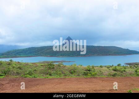 Blick auf Tung Fort vom Pawna Damm Aussichtspunkt, Pune, Maharashtra, Indien, Stockfoto