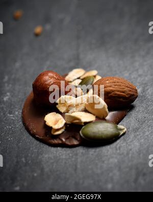 Mendiants, traditionelle französische Konfektionen, die aus einer Schokoladenscheibe mit Nüssen und getrockneten Früchten bestehen, die die vier Bettelmönchen oder Klosterfrüchte darstellen Stockfoto
