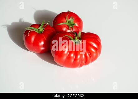 Reife rosa leckere monterosa-Tomaten aus Spanien aus nächster Nähe Stockfoto