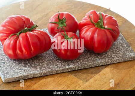 Reife rosa leckere monterosa-Tomaten aus Spanien aus nächster Nähe Stockfoto