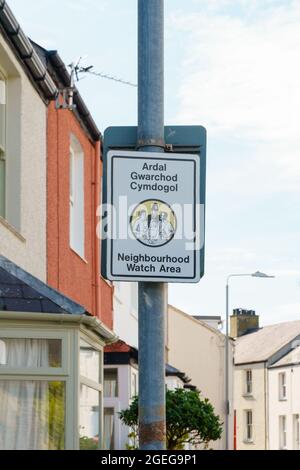 Nachbarschaft Beobachtungsgebiet Zeichen walisischen und englischen Sprachen in Beaumaris Anglesey eine freiwillige Kriminalpräventionsbewegung im Vereinigten Königreich Stockfoto