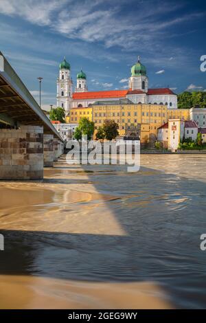 Passau, Deutschland. Stadtbild von Passau mit dem Stephansdom und der Marienbrücke oder Mariensbrücke über den Inn an sonnigen Sommertagen. Stockfoto