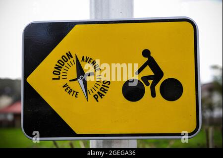 Schild mit Hinweis auf die London Paris Avenue Verte/Greenway, eine gemeinsame anglo-französische Initiative, die von Europa unterstützt wird, um eine weitgehend verkehrsfreie Route zu entwickeln Stockfoto