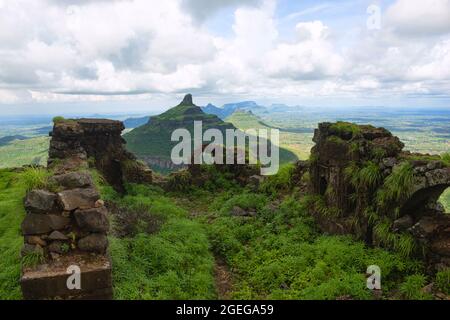 Innenansicht der Außenwände des Dhodap Forts und der Ansicht des Ikhara Gipfels, Nashik, Maharashtra, Indien. Stockfoto