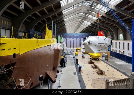 Cherbourg (Normandie, Nordwestfrankreich): Maritimes Museum „Cite de la mer“ (Stadt des Meeres) im ehemaligen Kreuzfahrtterminal. Die große Galerie von eng Stockfoto