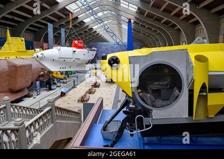 Cherbourg (Normandie, Nordwestfrankreich): Maritimes Museum „Cite de la mer“ (Stadt des Meeres) im ehemaligen Kreuzfahrtterminal. Die große Galerie von eng Stockfoto