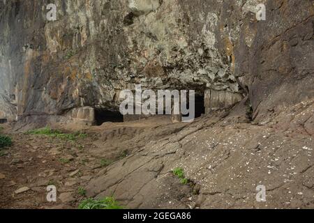 Große Höhlen auf der Spitze des Fort Dhodap, Nashik, Maharashtra, Indien. Stockfoto