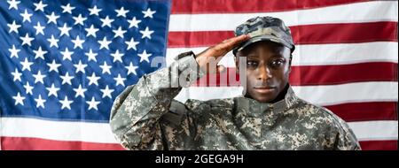 Afroamerikanischer Armeesoldat, Der Vor Der Amerikanischen Flagge Salutierte Stockfoto