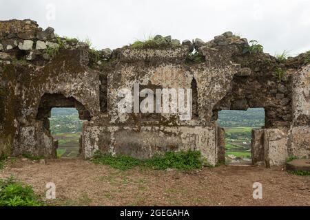 Mauern von Hatgad Fort in Ruinen, Nashik, Maharashtra, Indien. Stockfoto